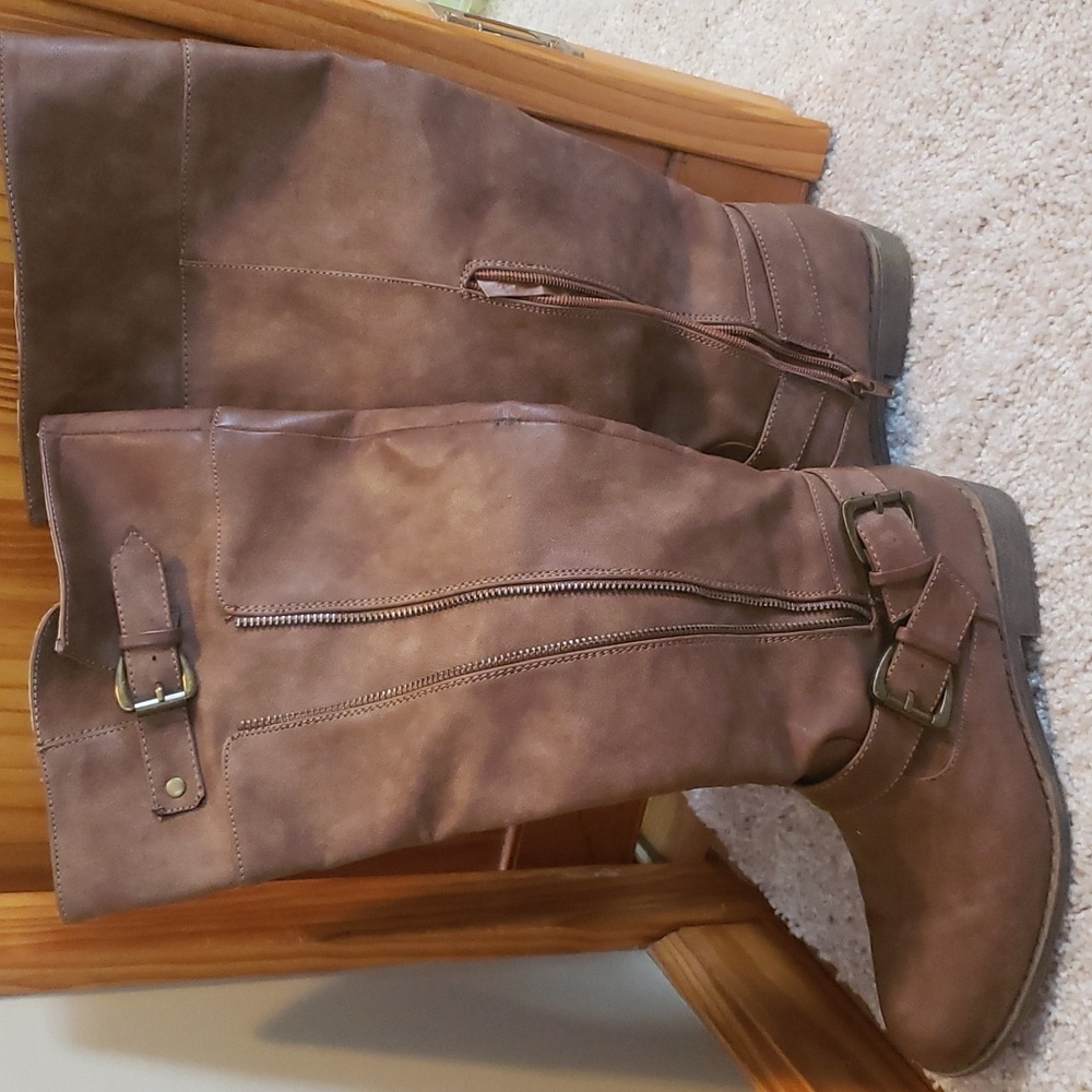 Flat boots